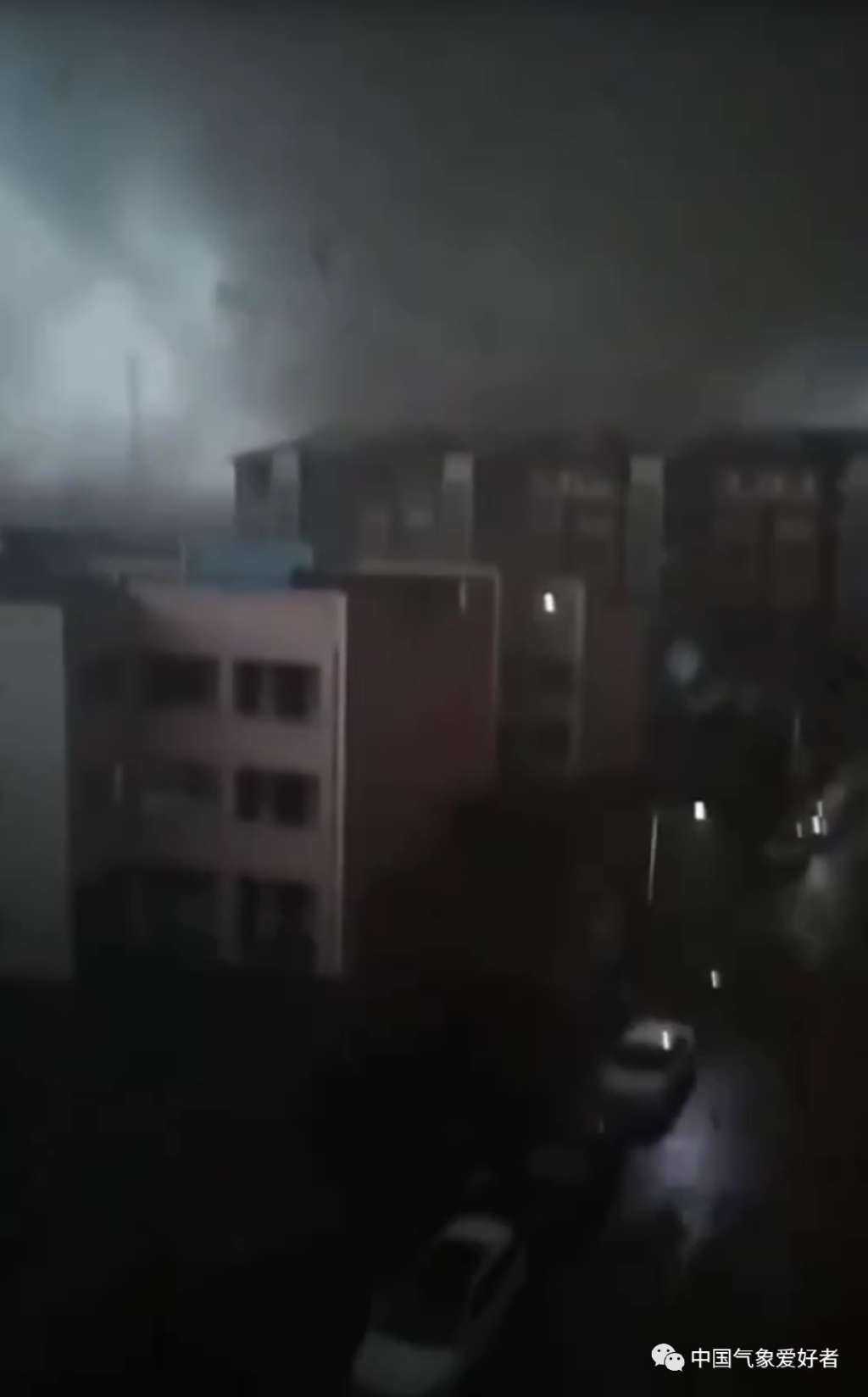 双龙卷出现!大范围暴雨袭击南北多省,12级大风袭江苏9月少见