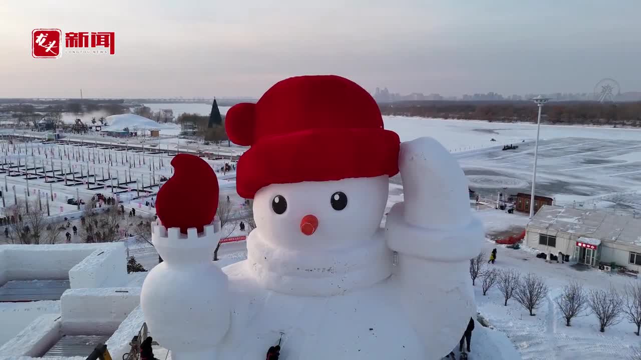 戴红帽子的哈尔滨大雪人好可爱