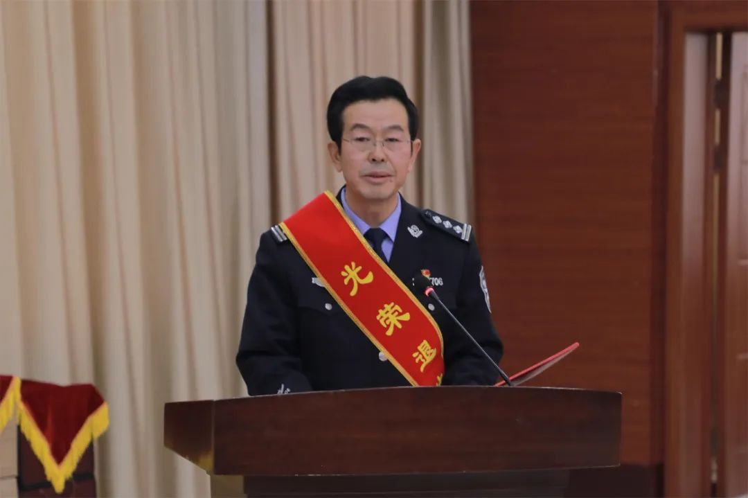 凌源监狱管理分局举办民警光荣退休暨从警三十年荣誉仪式