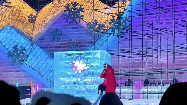 冰雪大世界里众人齐声向祖国告白