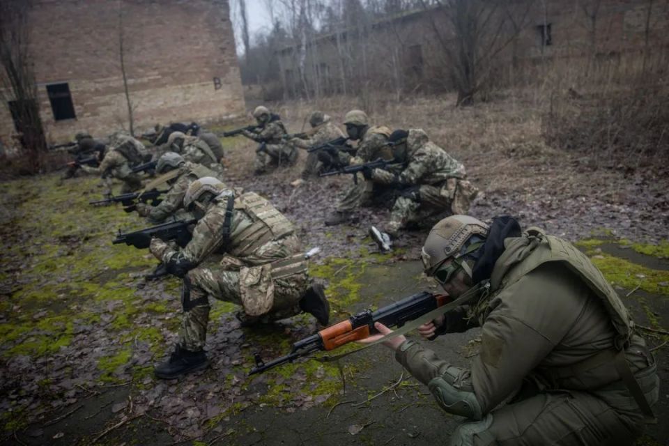 ▲2024年2月17日，乌克兰基辅，民众参加乌克兰志愿军组织的军事训练活动 图/视觉中国