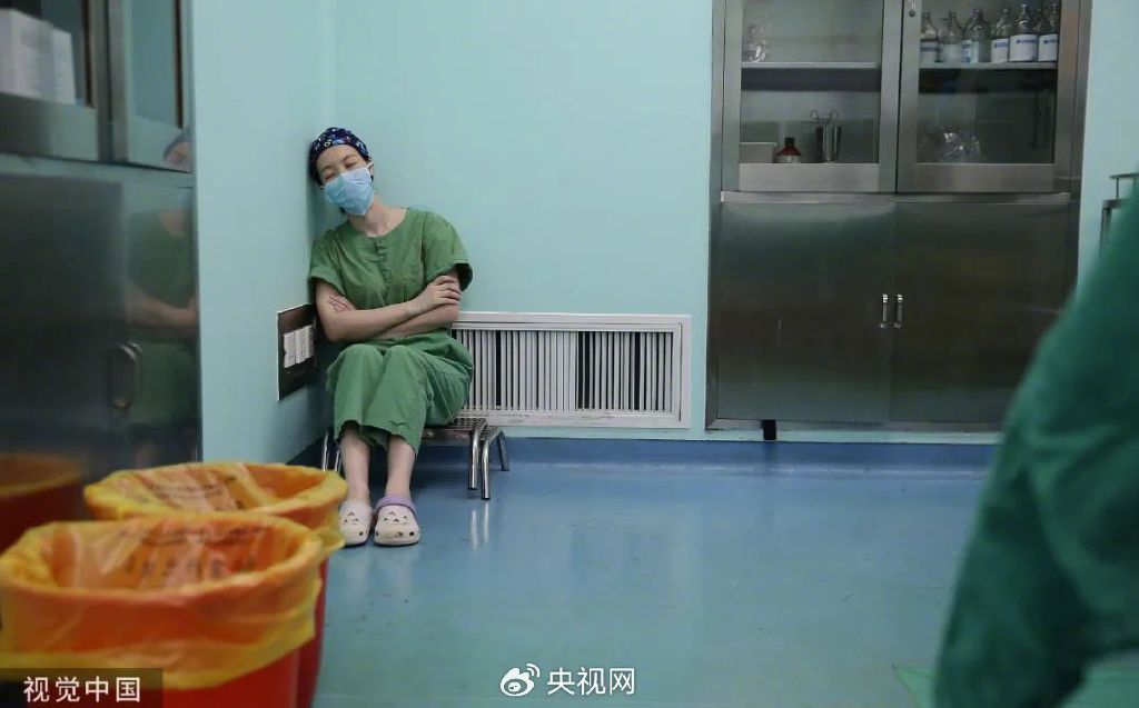 要不咱们小酌一杯？特朗普为了查尔斯三世取消威士忌关税