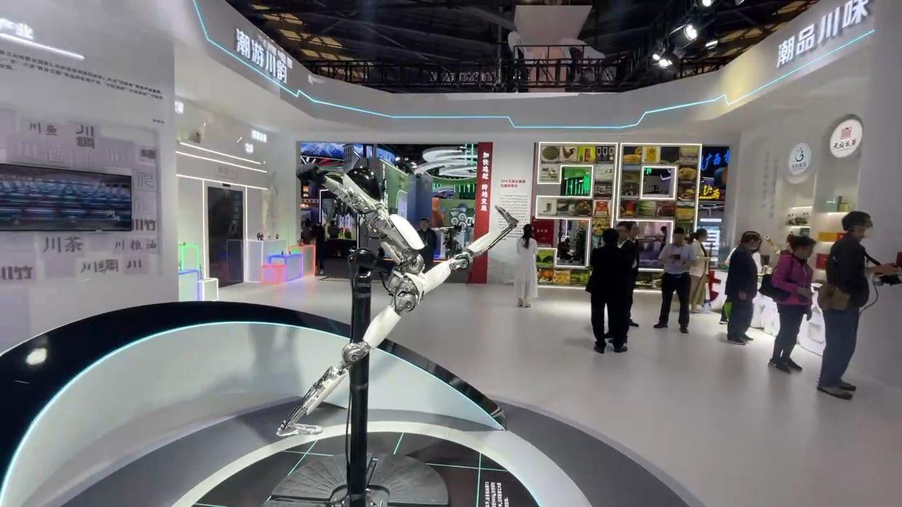 原子之心双子舞伶成真?机器人舞蹈家亮相中国品牌日_手机新浪网