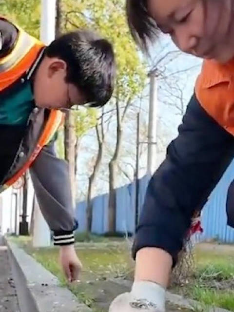 14岁少年帮环卫工妈妈打扫街道，孝顺的样子真帅_手机新浪网