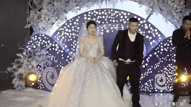 新郎婚礼上试图抽烟接电话,新娘随手一扔笑坏网友:新郎好像雇来的