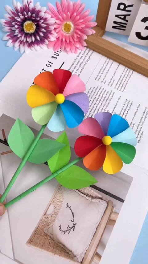 用彩色手工纸剪几个小圆就能做好看的七色花,超简单哦!你也来试试吧!