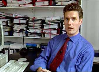 　1996年，斯塔默接受媒体采访，讲述向两名环保人士提供法律援助的细节。图源：《每日镜报 》