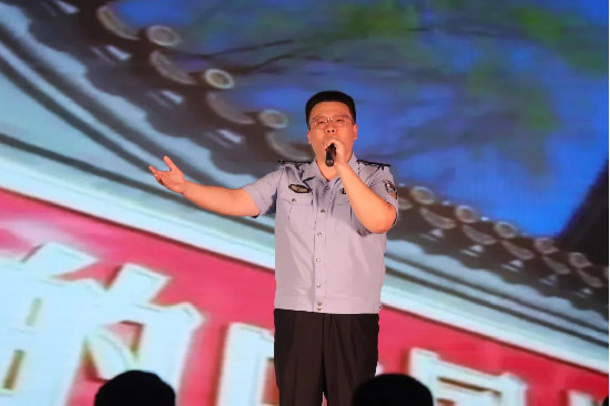 舞蹈《天地龙鳞》通过优美的舞姿,传达了华夏儿女与日月同辉,与山河同