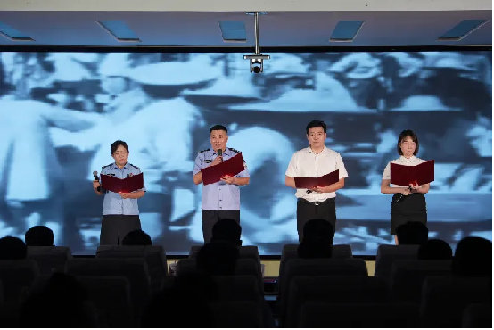 舞蹈《天地龙鳞》通过优美的舞姿,传达了华夏儿女与日月同辉,与山河同