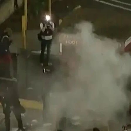 洛杉矶已经失控，有人用可致命烟花攻击警察！美国前副总统哈里斯：特朗普的做法是“危险的升级”！专家：背后是一场极限党争