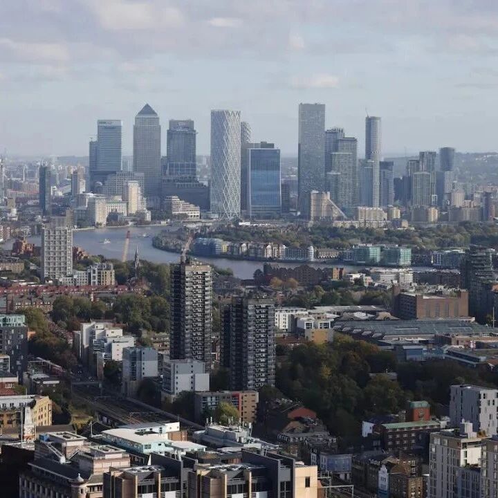 英国央行调查曝裁员潮四年新高，建筑业崩塌 vs 服务业狂飙