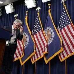 鲍威尔的救赎时刻：阻击政治攻击、挽救央行信誉的最后机会
