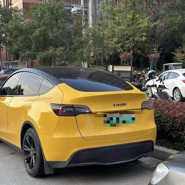 特斯拉“变身”小米汽车，西安交警：属违法行为，或处300元以下罚款