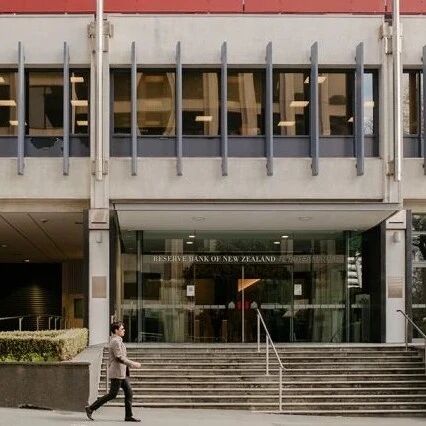 新西兰版“格林斯潘期权”上线：央行宽松利率撬动经济？纽币