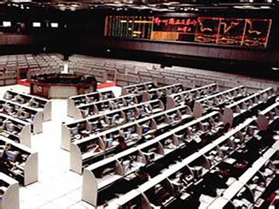 收评：沪指探底回升微涨0.10% 下跌个股超4100只