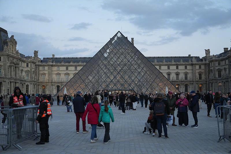 涉嫌参与有组织团伙盗窃，卢浮宫抢劫案一嫌疑人被起诉