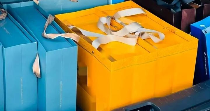 《今日说法》主持人李晓东被“需腾座位茶叶便宜处理”套路骗1000元：觉得确实便宜就买了，人只要起贪念，离被骗就不远了