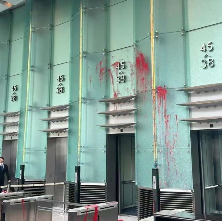 男子求见李嘉诚被拒，大闹长江集团中心：泼红漆、打伤保安被逮捕