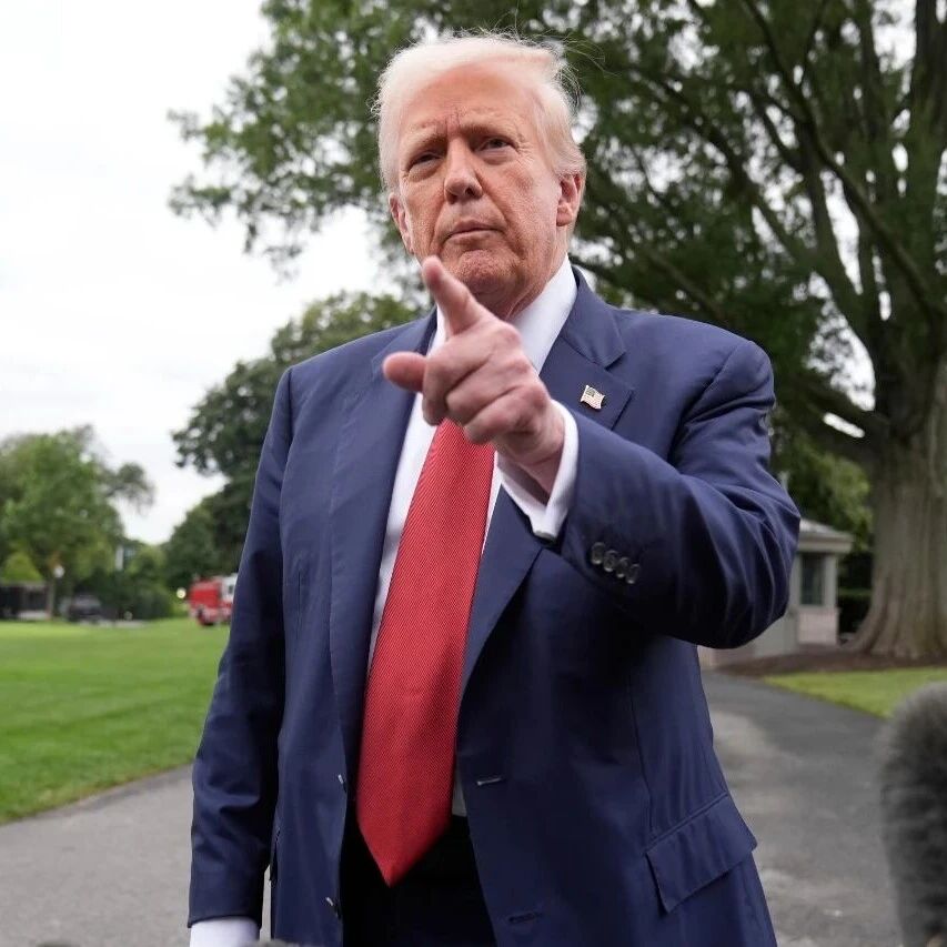 特朗普最新发声，美股集体翻红，中国资产深夜拉升，黄金爆发！事关关税合法性，美最高法院展开辩论