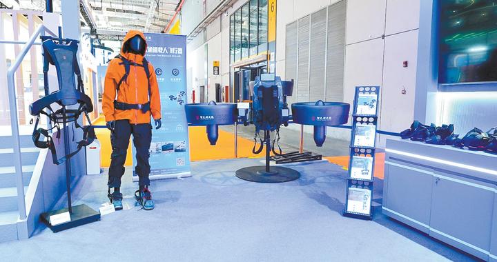 机器人当“保安”，外骨骼可“采矿”，在进博会感受中国“硬核科技”