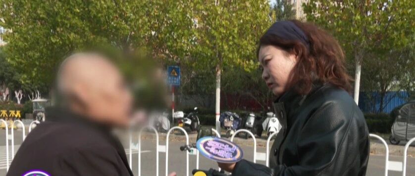 早年酒瓶砸头家暴妻子，如今被送养老院，男子表示委屈