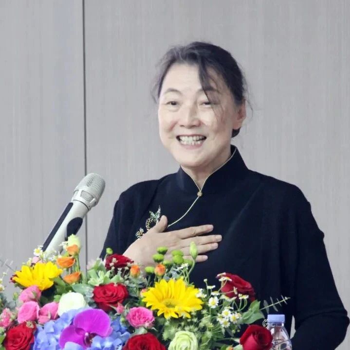 002855，董事长辞职，去年年薪超241万元！71岁创始人再“出山”，与公司新总裁为姐弟关系