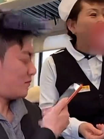 售货大姨与博主互动“影响铁路形象”被停职？牡丹江客运段：外包公司已恢复其工作