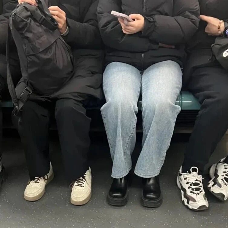 不装了，中产开始修炼“老穷风”