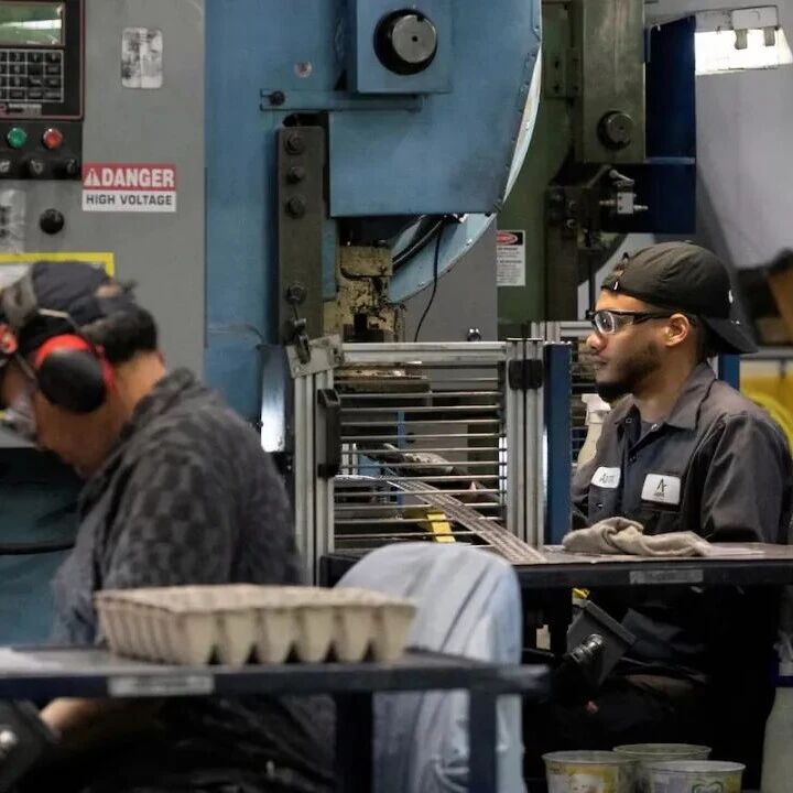 加币承压警报：企业停工不增员，PMI 十连弱，加拿大制造业被关