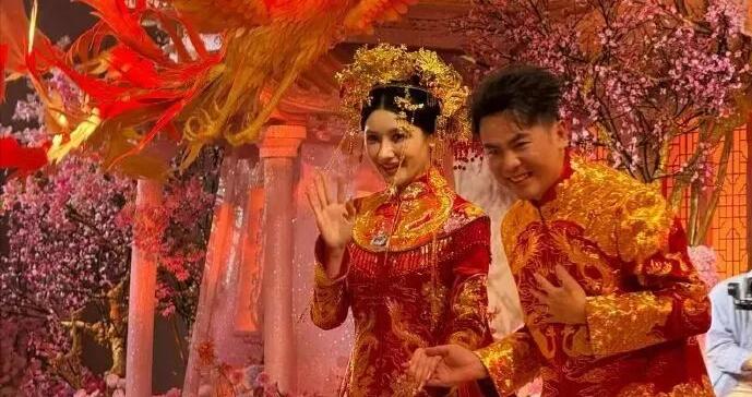 霸王茶姬创始人张俊杰与“光伏女神”高海纯办婚礼，二人穿中式婚服，现场宾客人手一杯奶茶,6月已领证