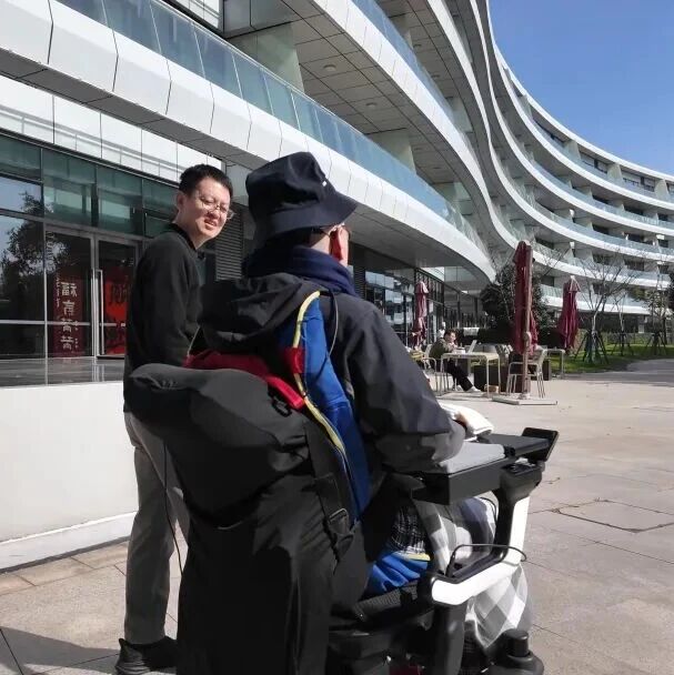 大江东｜并非“脑洞大开”！中国脑机接口成功让瘫痪患者“脑控”轮椅遛弯