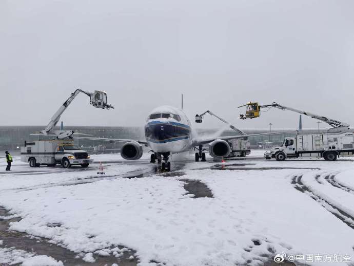 结冰现象对螺旋桨飞机引擎的威胁有多大，现代防冰技术能否完全消除风险？
