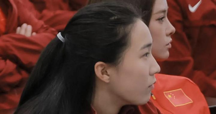 田径队动员大会吴艳妮坐第一排C位，与小孩姐陈妤颉紧挨气场相投