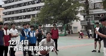 女生打篮球走红网络，网友：最后一记“神龙摆尾”太飒了！