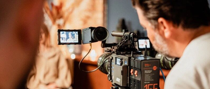 广电绝地反击！揭秘多彩新媒「不烧钱」的AI生存法则