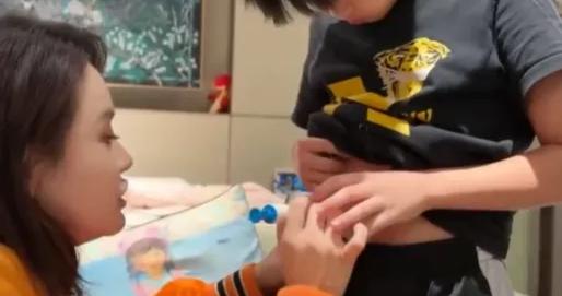 邹市明冉莹颖12岁儿子打生长激素一年，长高8厘米，医生提醒：应慎重