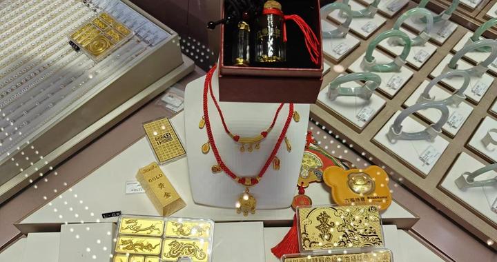 店员称目前千元内几乎买不到金饰：很多顾客选择换新降低支出