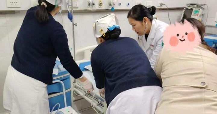 1岁宝宝误服成人头孢，送医后紧急洗胃！医生：第一时间要做这件事