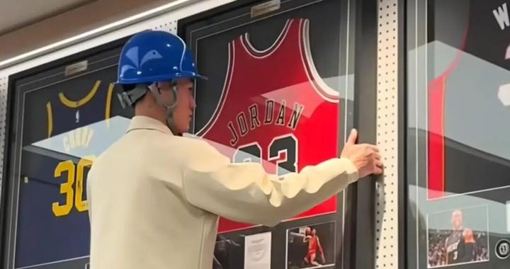 胖东来球星签名球衣已断货！最贵的是乔丹亲签球衣13.8万元，客服：从英国直发，后续会更新其他球星球衣