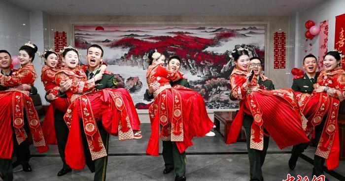 重庆武警举行军营集体婚礼  甜蜜度拉满