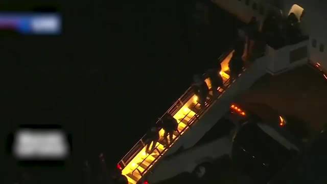 马杜罗被美军抓走后抵达纽约州 现场:十几名联邦特工押送其走下飞机_手机新浪网