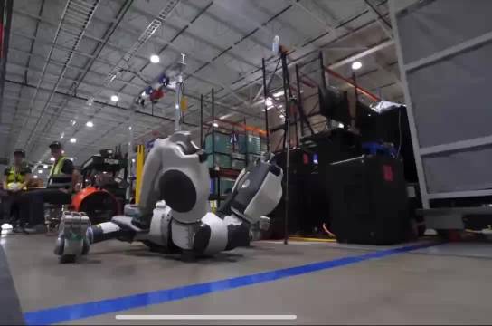 波士顿动力机器人首次进厂干活｜直击CES