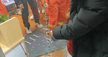 “我是不是活不了了！”培训机构外传出女孩哭诉声