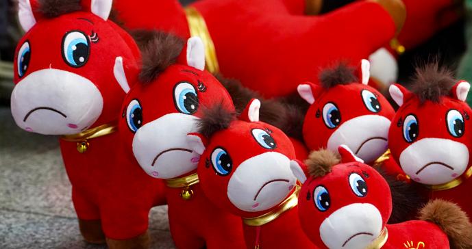 “哭哭马”意外走红，一只缝错嘴的小马如何搅动万亿情绪经济