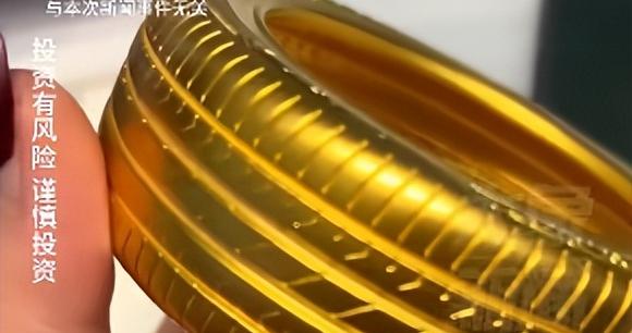 金价再创史高！河南一女子买60克黄金轮胎手镯直呼“后悔”：买晚了！早买1个月净赚2万！