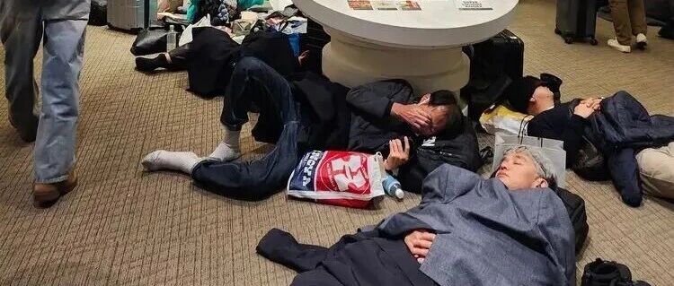 航班大量取消！超市货架被抢空！约7000人滞留机场，日本北海道遇罕见暴雪，数百名游客在地下通道过夜