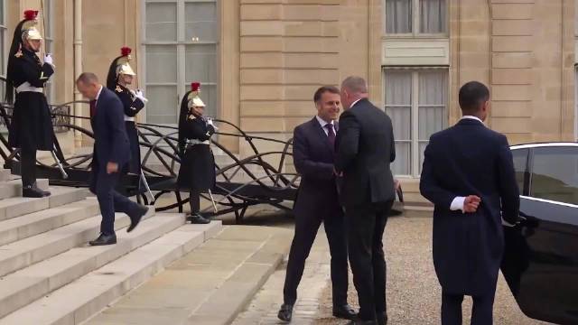 眼疾痊愈？马克龙会见斯洛伐克总理未戴墨镜，此前眼部不适戴墨镜引热议