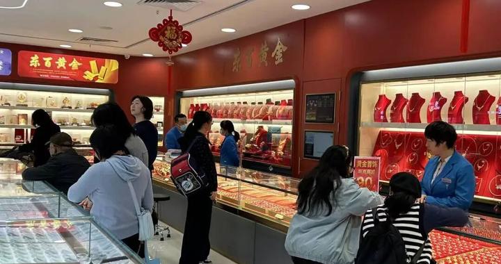 价格大跌，广州市民大批涌入，有人一下花掉36万元购买足金饰品！店员：忙到连轴转