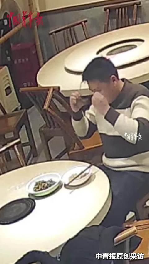 男顾客进店发现没人，亲自下厨做蛋炒饭和辣椒炒肉 老板：我去接娃了，他应该是熟客