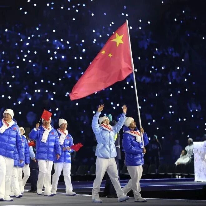 米兰冬奥会开幕，中国代表团亮相，谷爱凌再出征！郎朗时隔18年再登奥运开幕式舞台，奏响《奥林匹克颂》